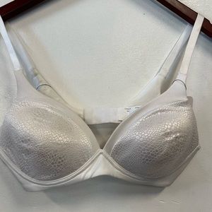 Womens blissful benefits Warners white bra 34C back smoothing wire-free lift new